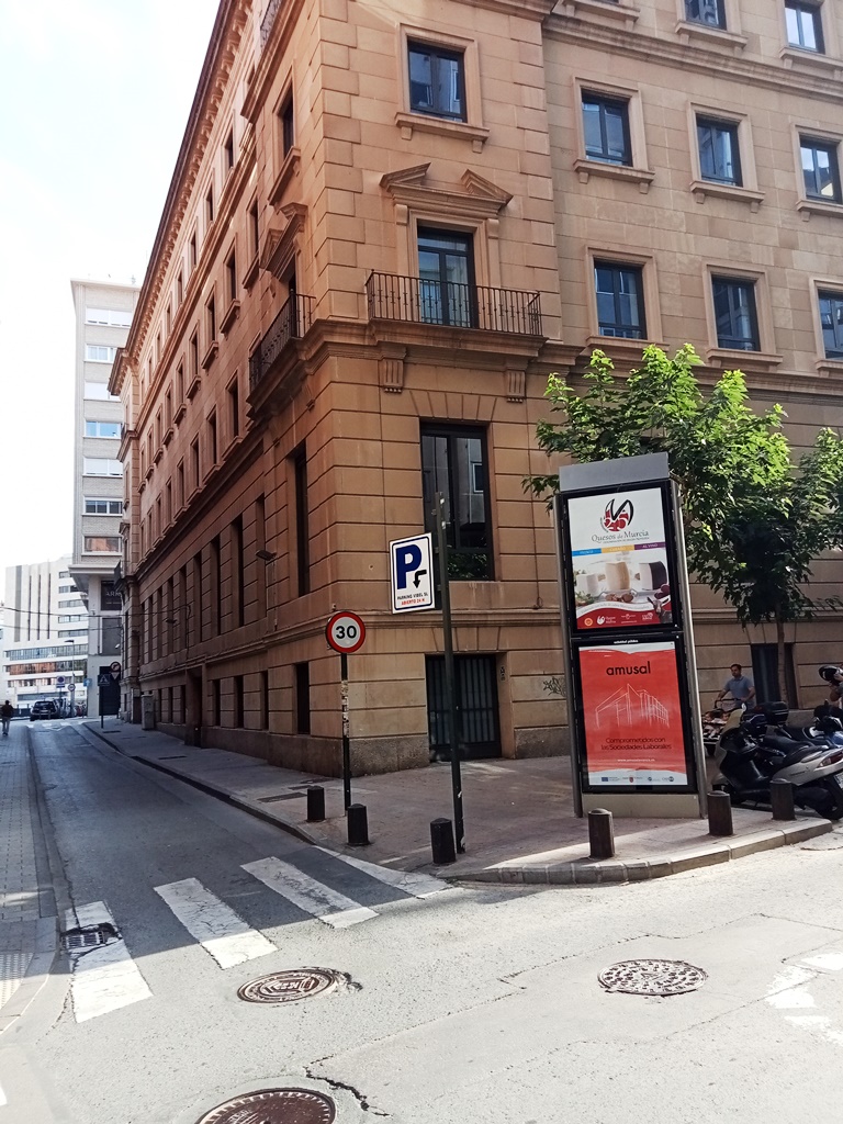 Campaña de publicidad en mupi doble en la calle Santa Teresa, en el centro de Murcia