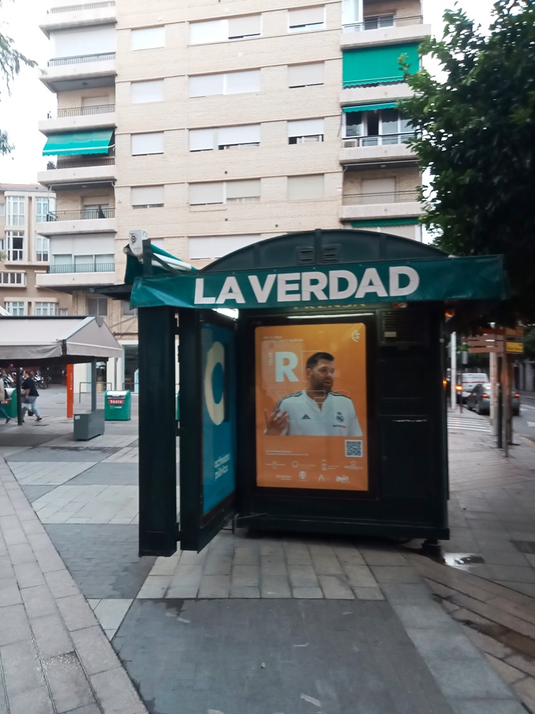 Campaña de publicidad en quiosco en la Plaza Cetina, junto a la calle Pintor Villacís, Murcia