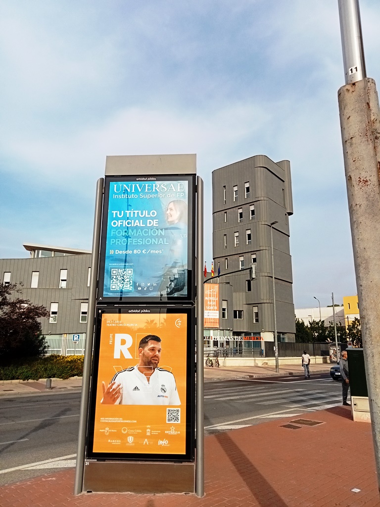Campaña de publicidad en mupi doble en la Avenida Miguel de Cervantes, junto a la Plaza Castilla, Murcia