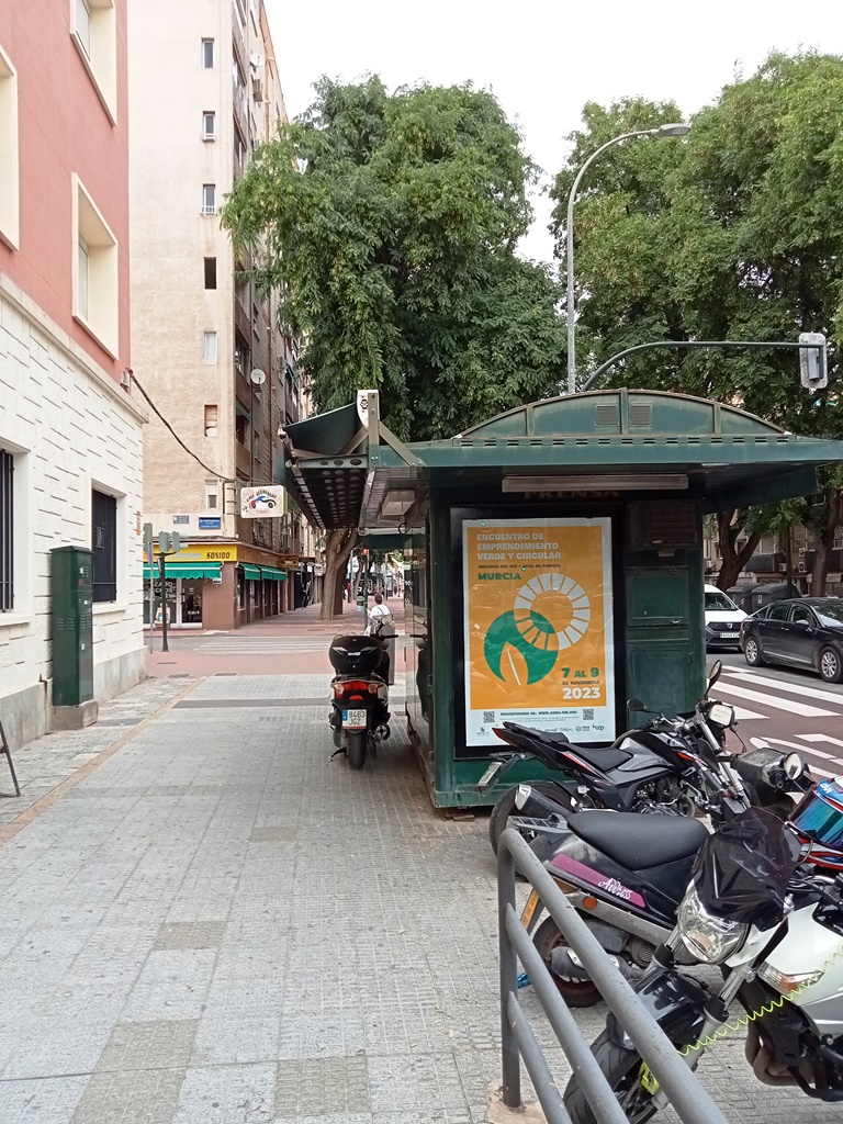 Campaña de publicidad en quiosco en la avenida Miguel de Cervantes, junto a un centro educativo, Murcia