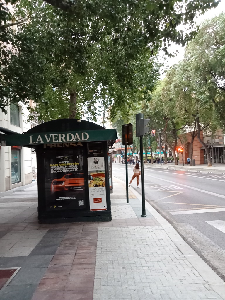 Campaña de publicidad en quiosco en la plaza de Cetina, junto a la calle Pintor Villacís, Murcia