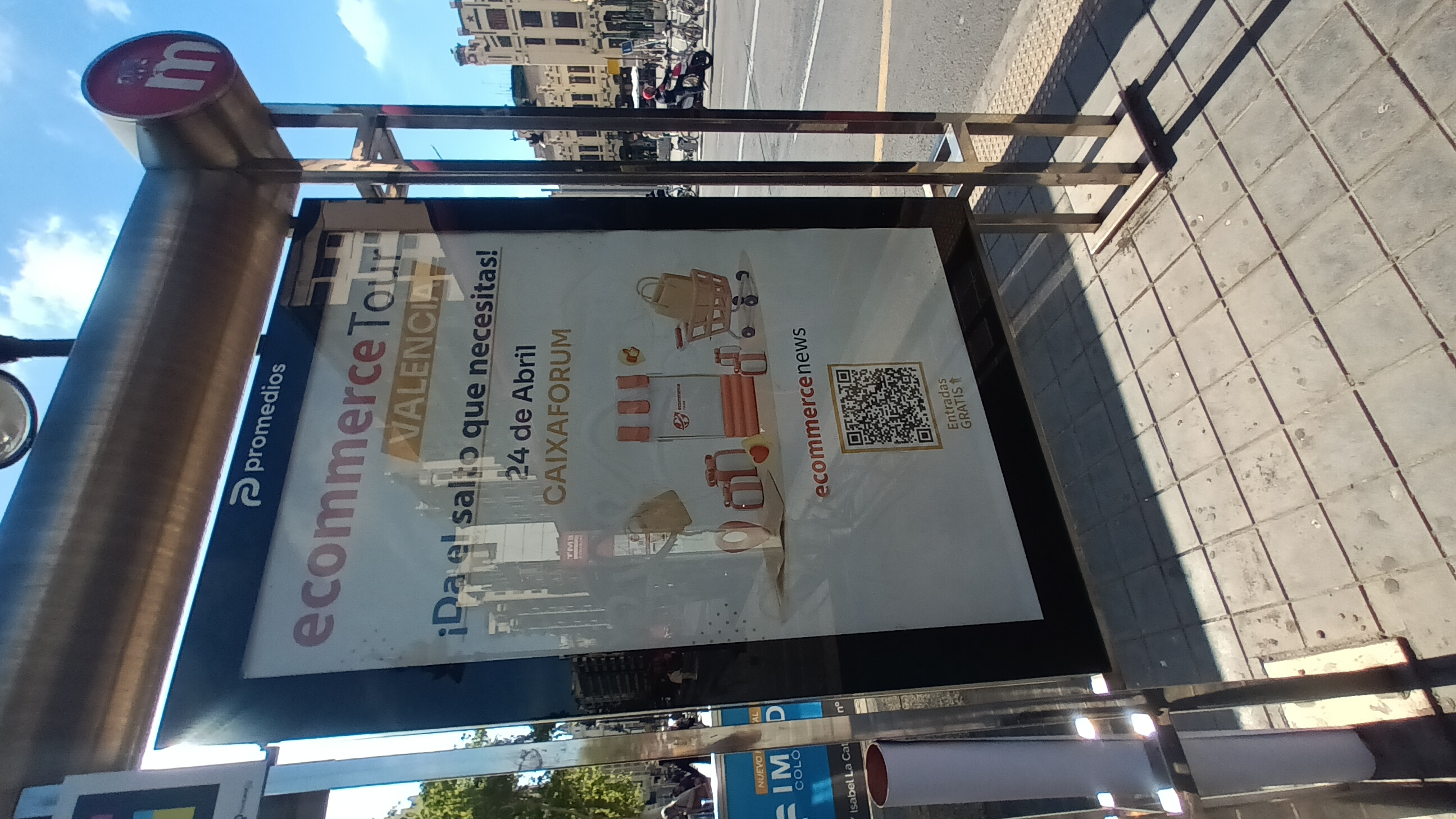Campaña de publicidad en mupi en la estación de metro de Xàtiva, junto a la Plaza de Toros, Valencia