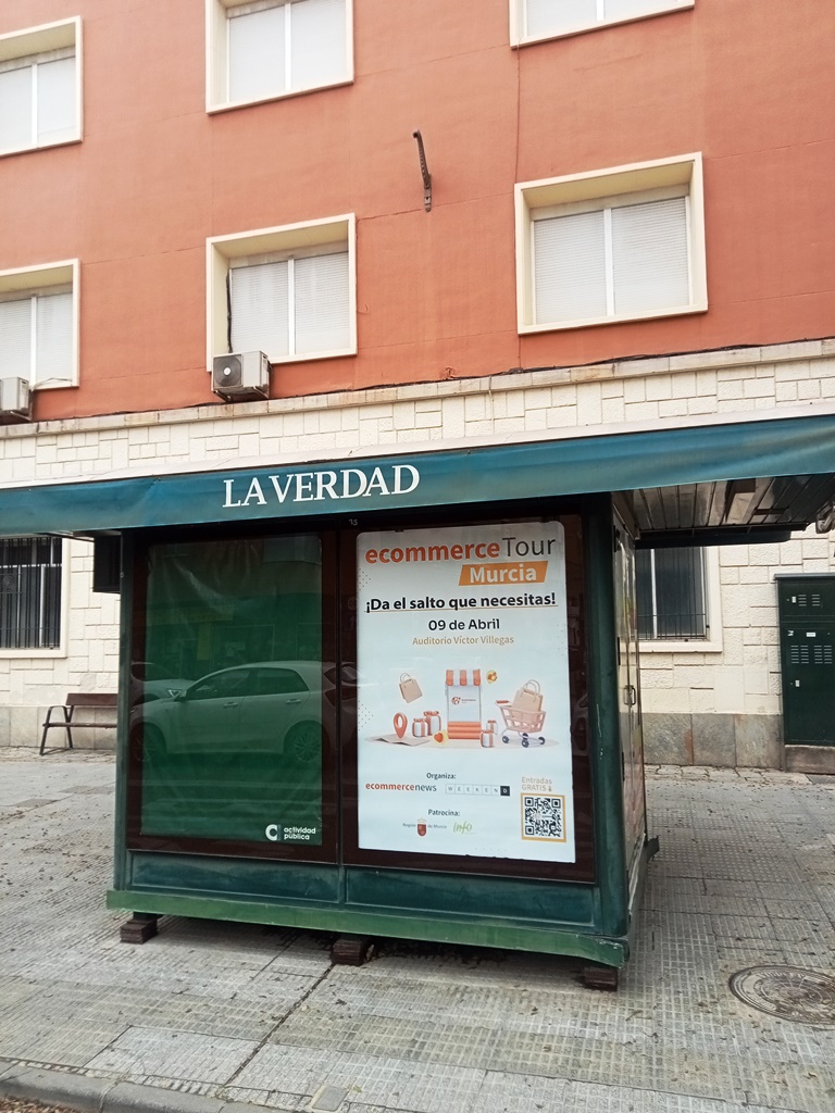 Campaña de publicidad en quiosco en la Avenida Ciudad de Almería, Murcia