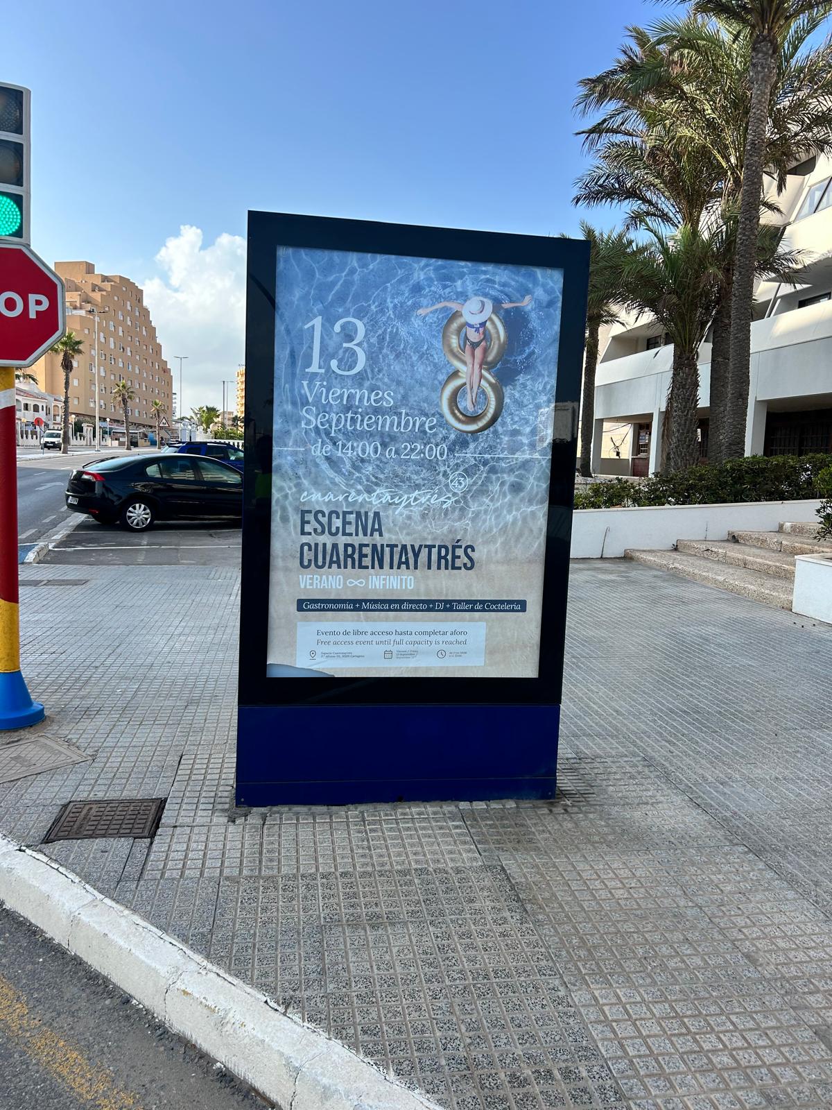 Campaña de publicidad en mupi en La Manga del Mar Menor, junto a la urbanización Las Pirámides, San Javier