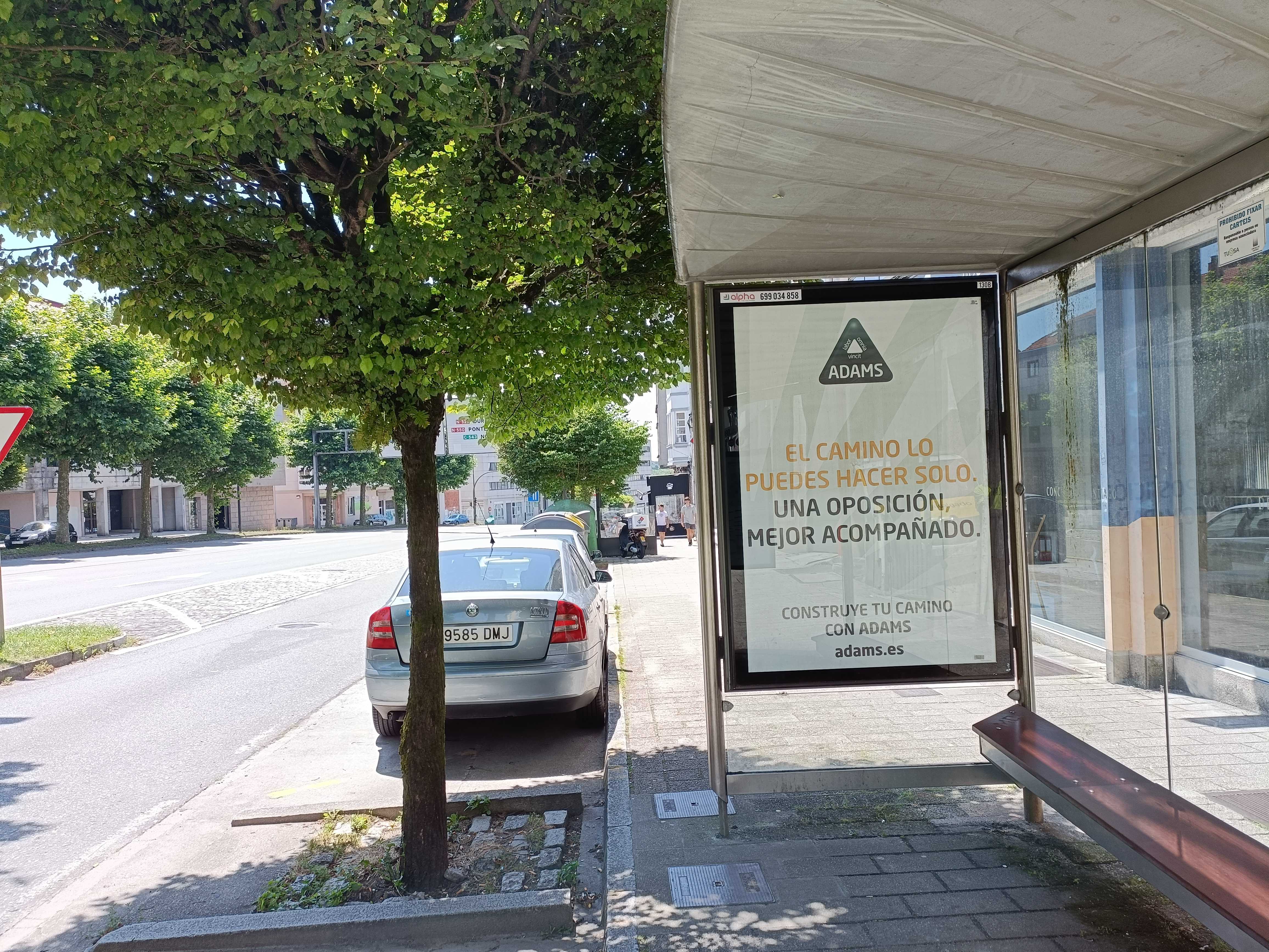 Campaña de publicidad en marquesina en la avenida de Lugo, junto a la avenida Quiroga Palacios, Santiago de Compostela