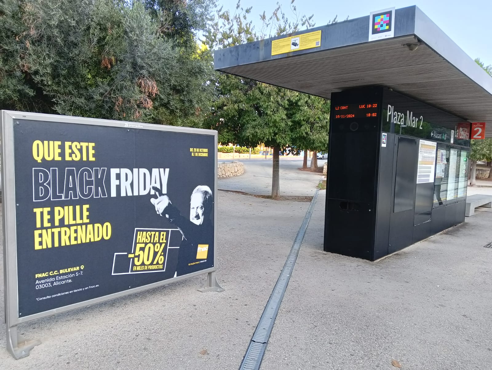 Campaña de publicidad en jet en la calle del Obispo Victorio Oliver Domingo, junto al centro comercial Plaza Mar 2, Alicante