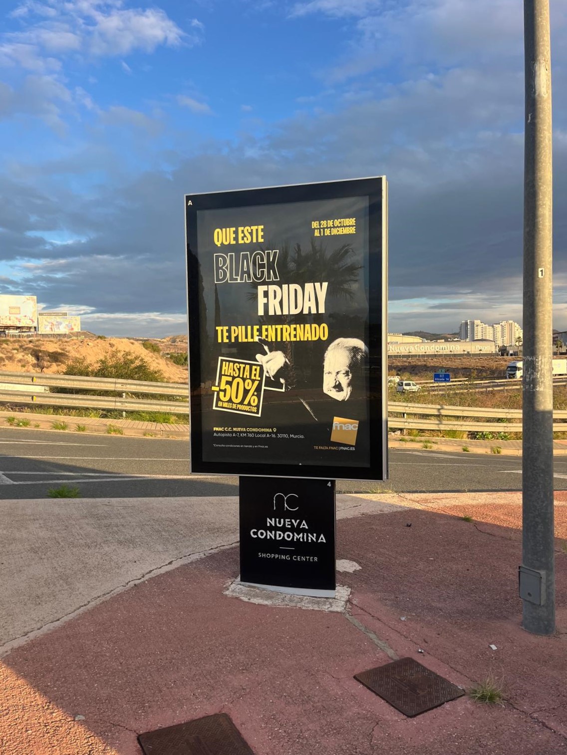 mupi en la entrada de Nueva Condomina