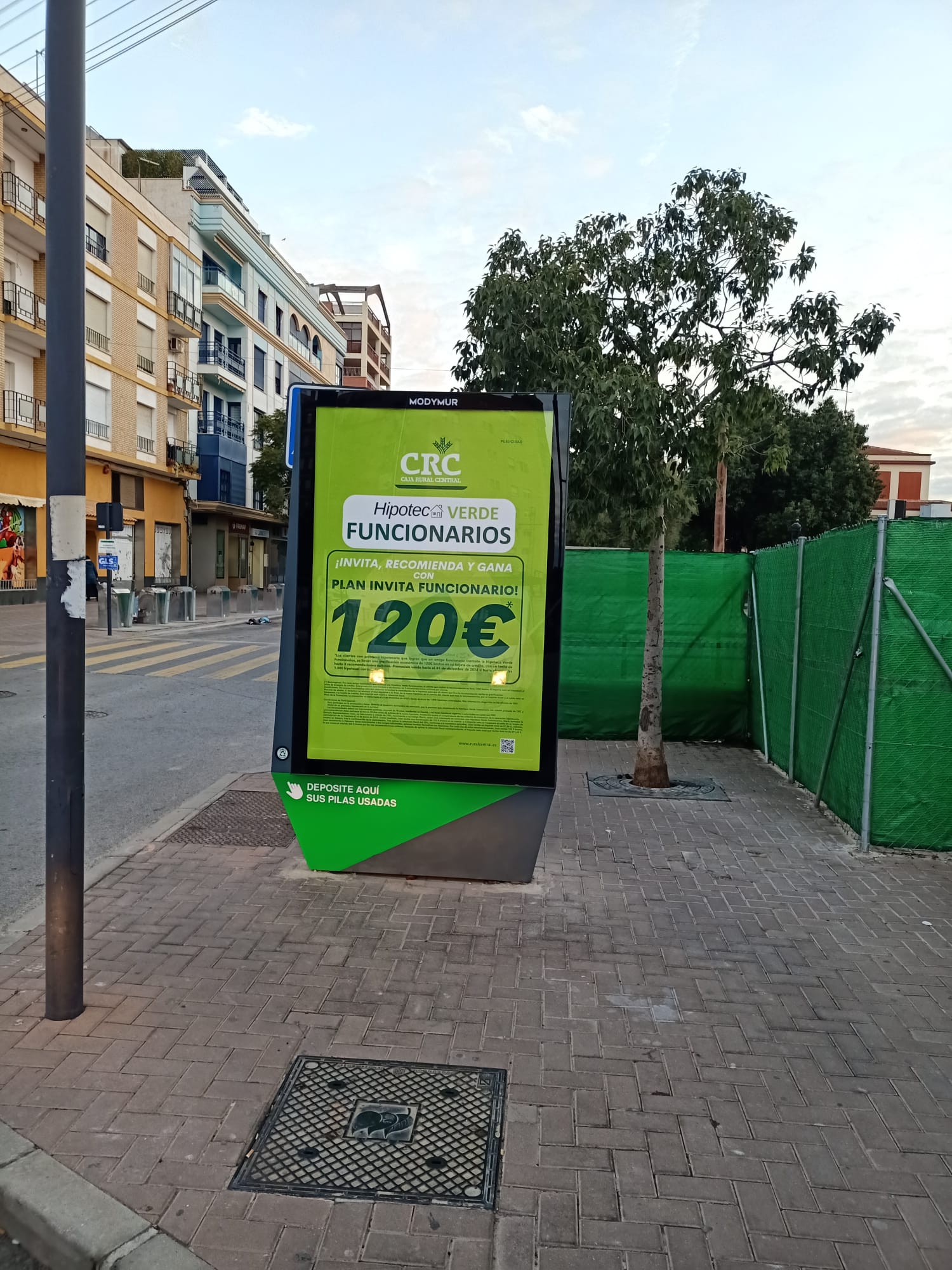 Campaña de publicidad en mupi en la plaza de los Carruajes, junto a la estación de tren y autobuses, Lorca