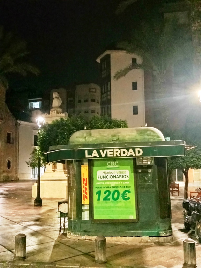 Campaña de publicidad en quiosco en la Plaza de Santa Eulalia, Murcia