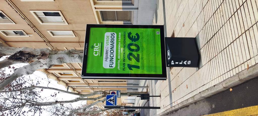 Campaña de publicidad en mupi en la calle Ángel Bruna, junto a la avenida de Murcia, Cartagena