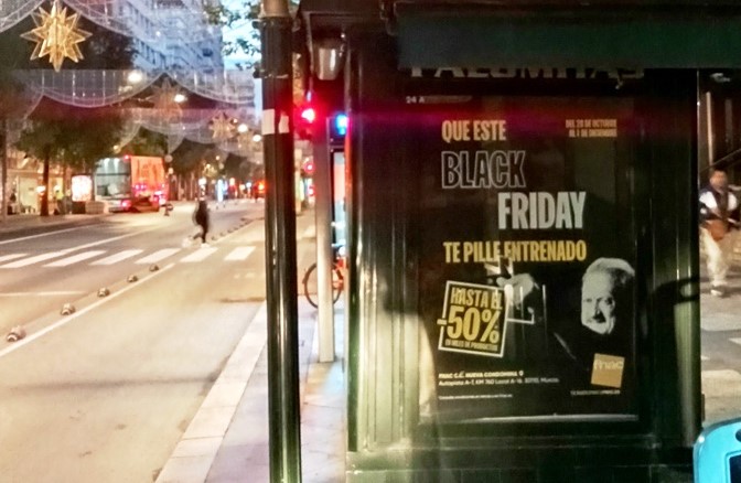 Campaña de publicidad en quiosco en la Plaza de la Fuensanta, Murcia