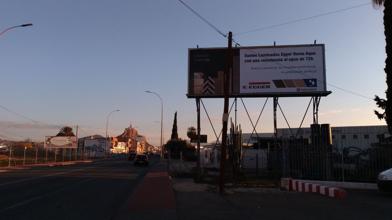 Campaña de publicidad en valla en la carretera de Alicante, junto al cruce de la Orilla del Azarbe, Murcia