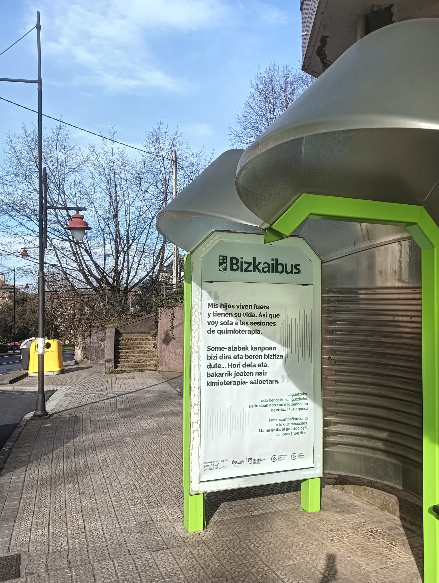 Campaña de publicidad en marquesina en el barrio de Zabalgane, Galdakao