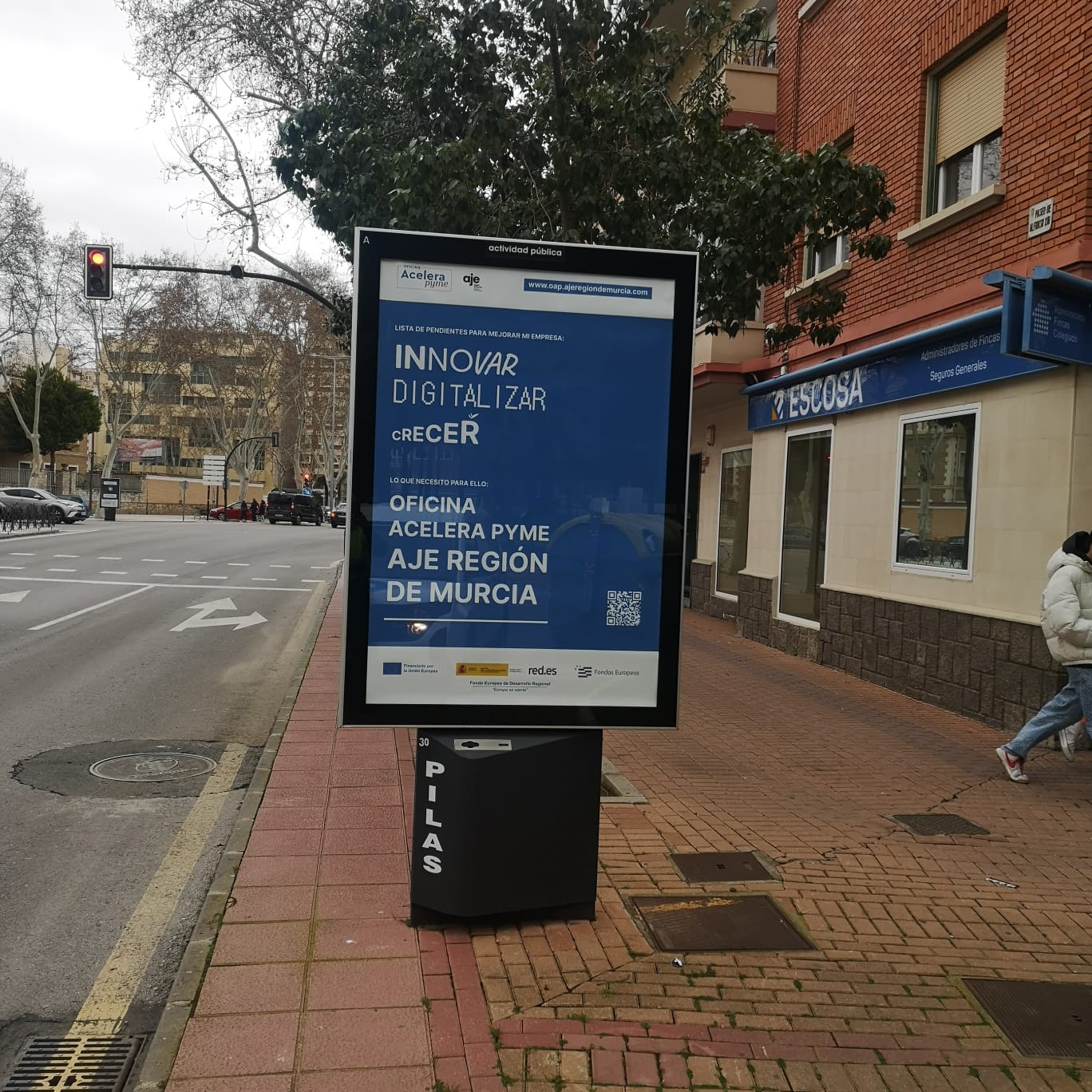 Campaña de publicidad en mupi en la Plaza de España, junto al paseo Alfonso XIII, Cartagena