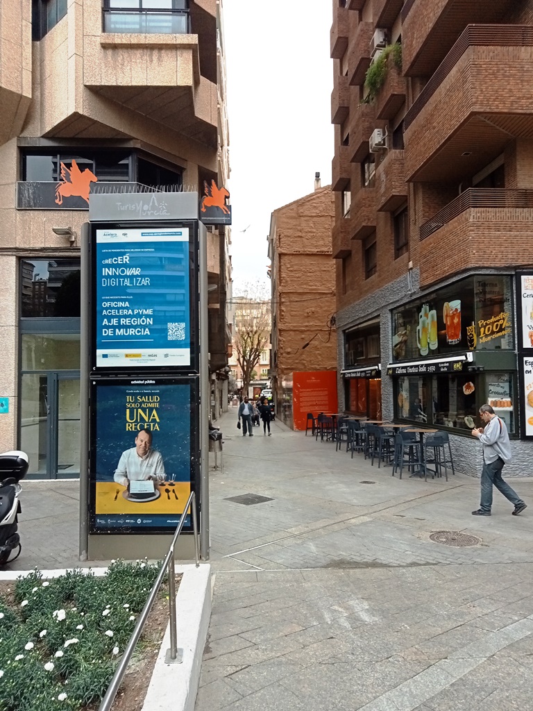 Mupi en la Plaza Santa Isabel