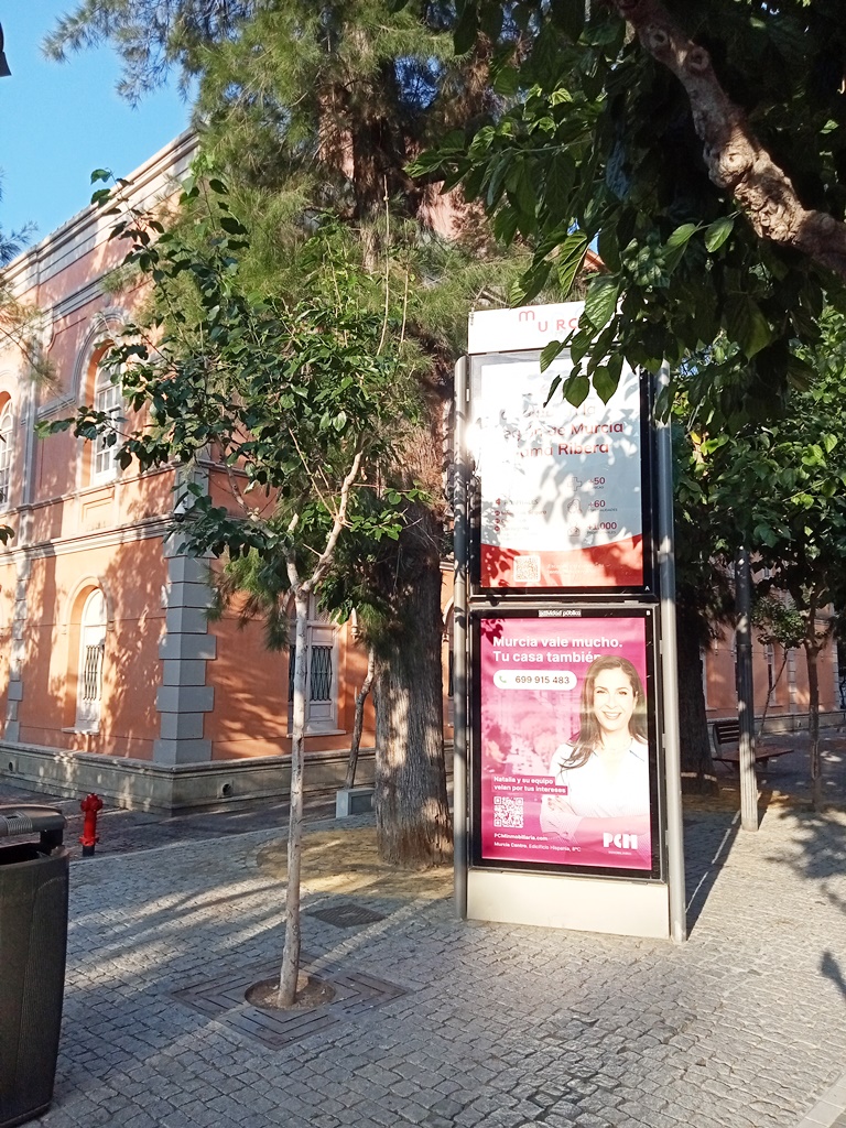 Campaña de publicidad en mupi doble en la calle Santa Clara, junto al Teatro Romea, Murcia