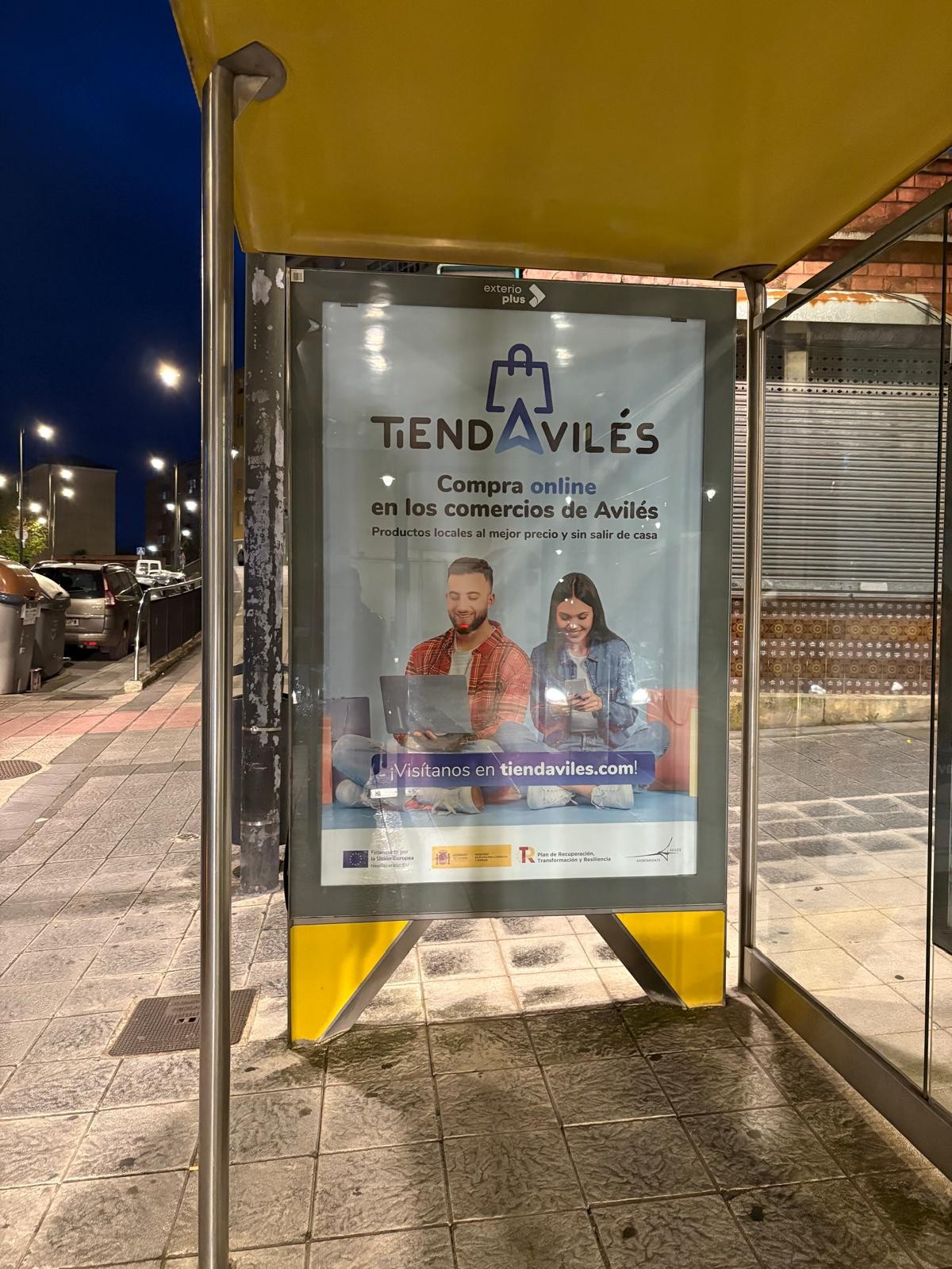 Campaña de publicidad en marquesina en la calle Hernán Cortés, Avilés