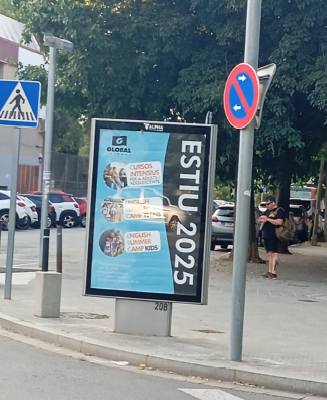 Campaña de publicidad en mupi en la calle Pompeu Fabra, zona de Can Fàbregas, Mollet del Vallès