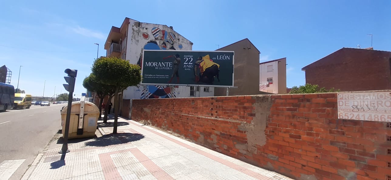 Campaña de automoción con vallas publicitarias en Avenida Doctor Fleming, León