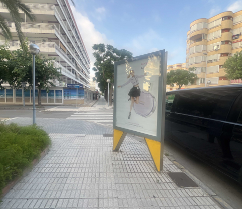 Campaña de publicidad en mupi en la rotonda del Passeig Pau Casals, La Pineda