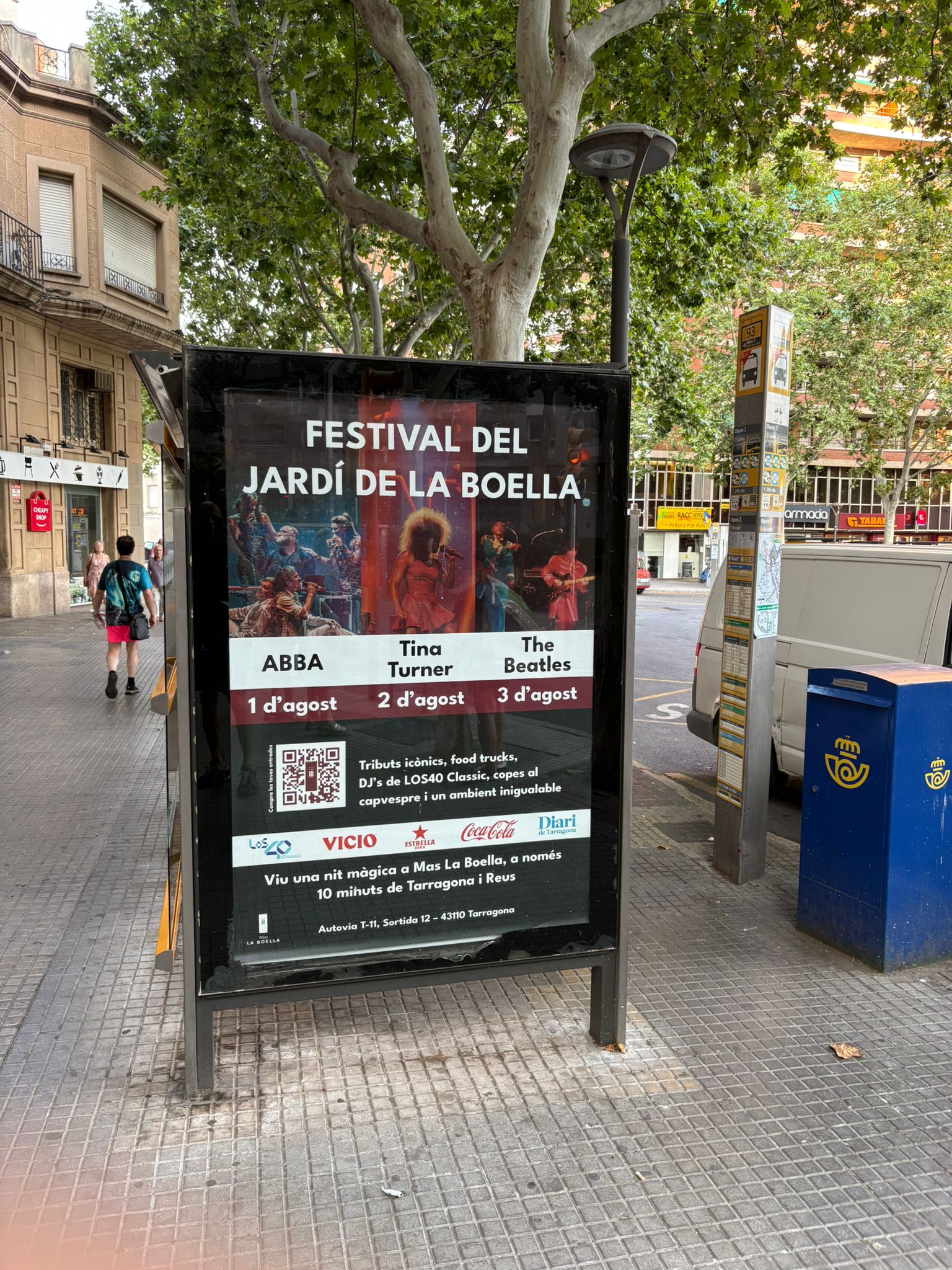 Campaña de publicidad en marquesina en la plaça de les Oques, Reus