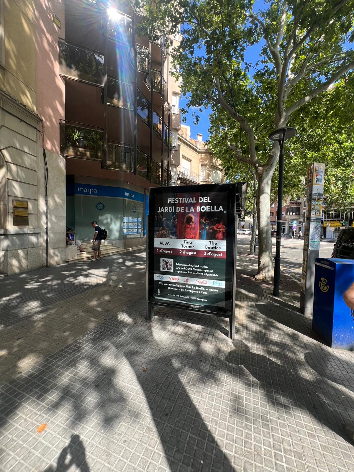 Campaña de publicidad en marquesina en la plaça de les Oques, Reus