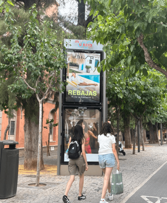 Mupi doble en el Teatro Romea