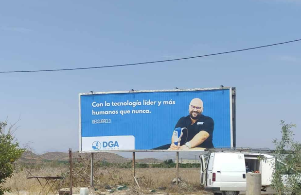 Campaña de publicidad en valla en la carretera CV-930, junto al acceso a La Matanza, Orihuela