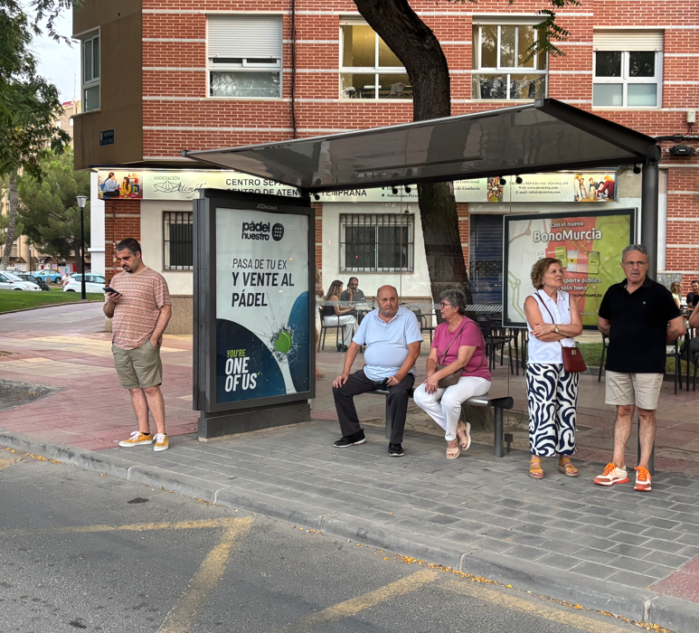 Campaña de publicidad en marquesina en la calle Abenarabi, antes de la calle Virgen de la Soledad, Murcia