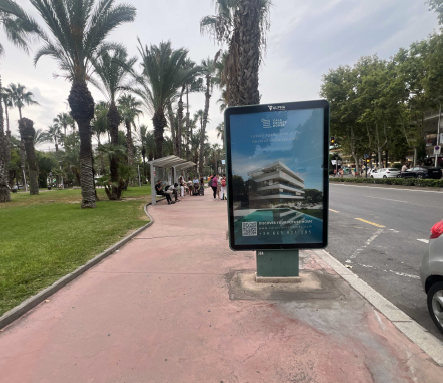 Mupi publicitario en el paseo marítimo de Salou