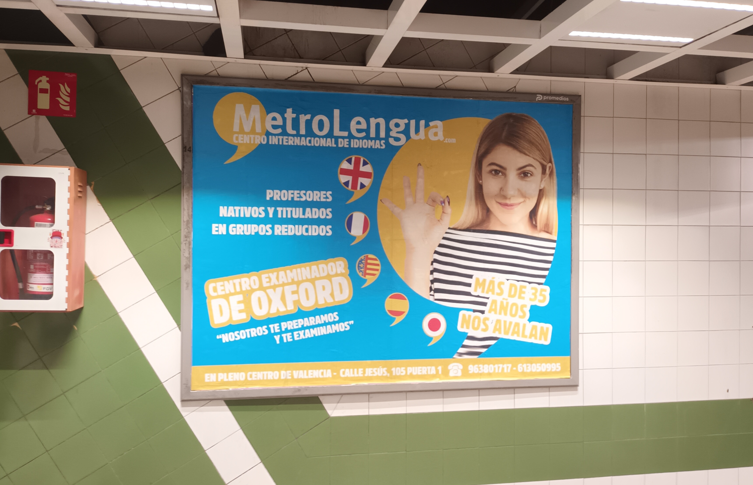 Campaña de publicidad en jet en el vestíbulo de la estación de metro de Patraix, Valencia