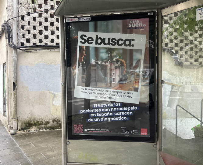 Campaña de publicidad en marquesina en la rúa de Quiroga Palacios, junto al parque de Belvís, Santiago de Compostela