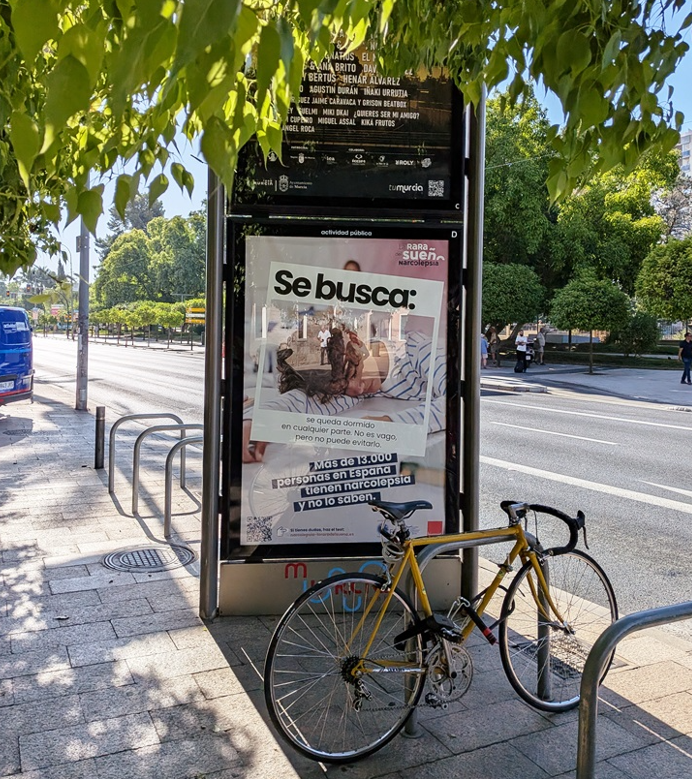 Campaña de publicidad en mupi doble en la plaza de San Agustín, Murcia