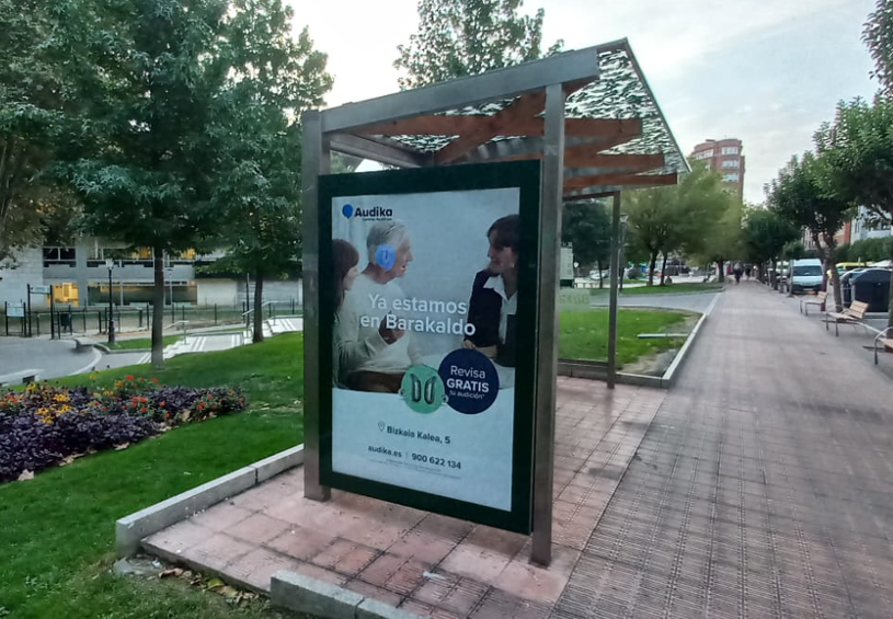 Campaña de publicidad en marquesina en la Avenida de la Libertad, Baracaldo