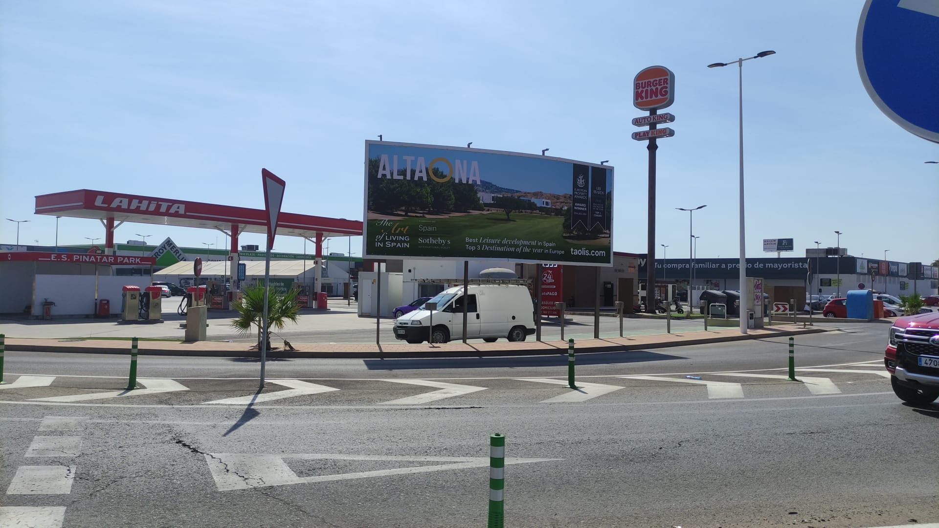 Campaña de publicidad en valla en la avenida del Pinatar, junto a Pinatar Park, San Pedro del Pinatar