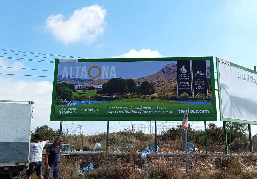 Campaña de publicidad en valla en el acceso a Lomas de Campoamor desde la N-332, Orihuela