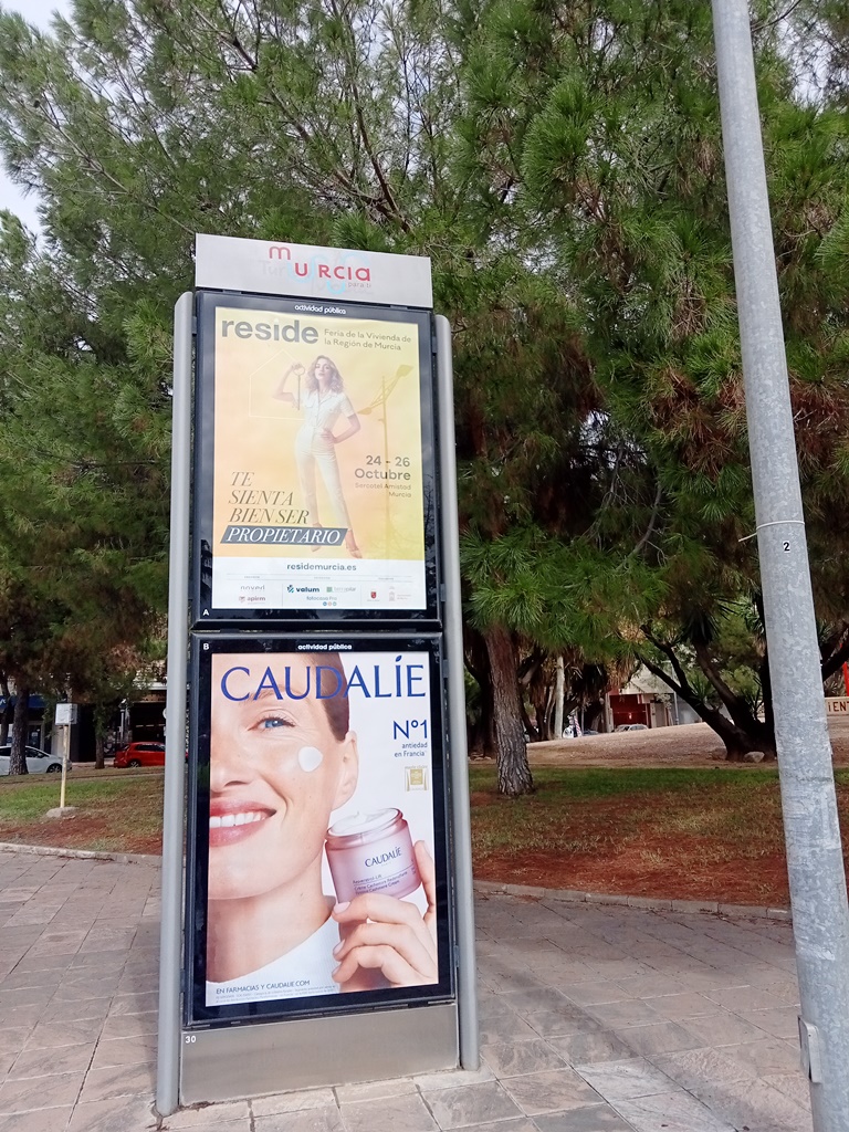 Campaña de publicidad en mupi doble en la Avenida Juan Carlos I, frente al Jardín de Fofó, Murcia