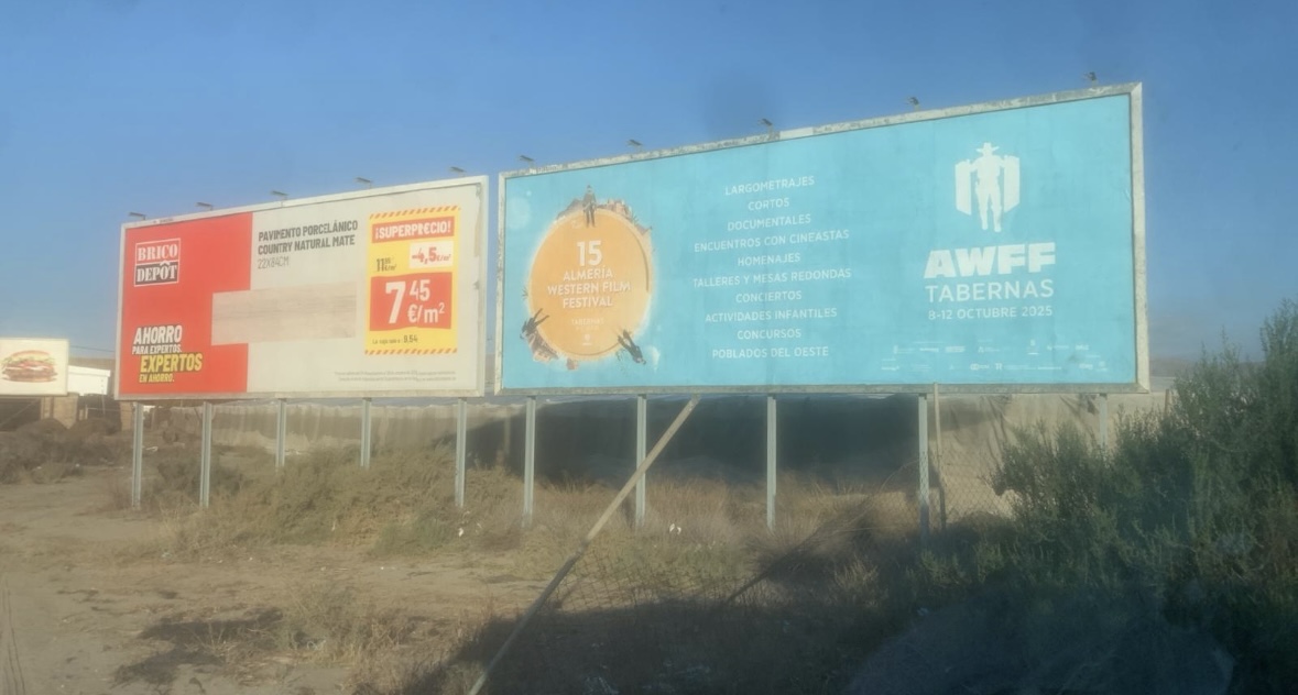 Campaña de publicidad en valla en la avenida del Mare Nostrum, junto a la autovía del Aeropuerto, Almería.