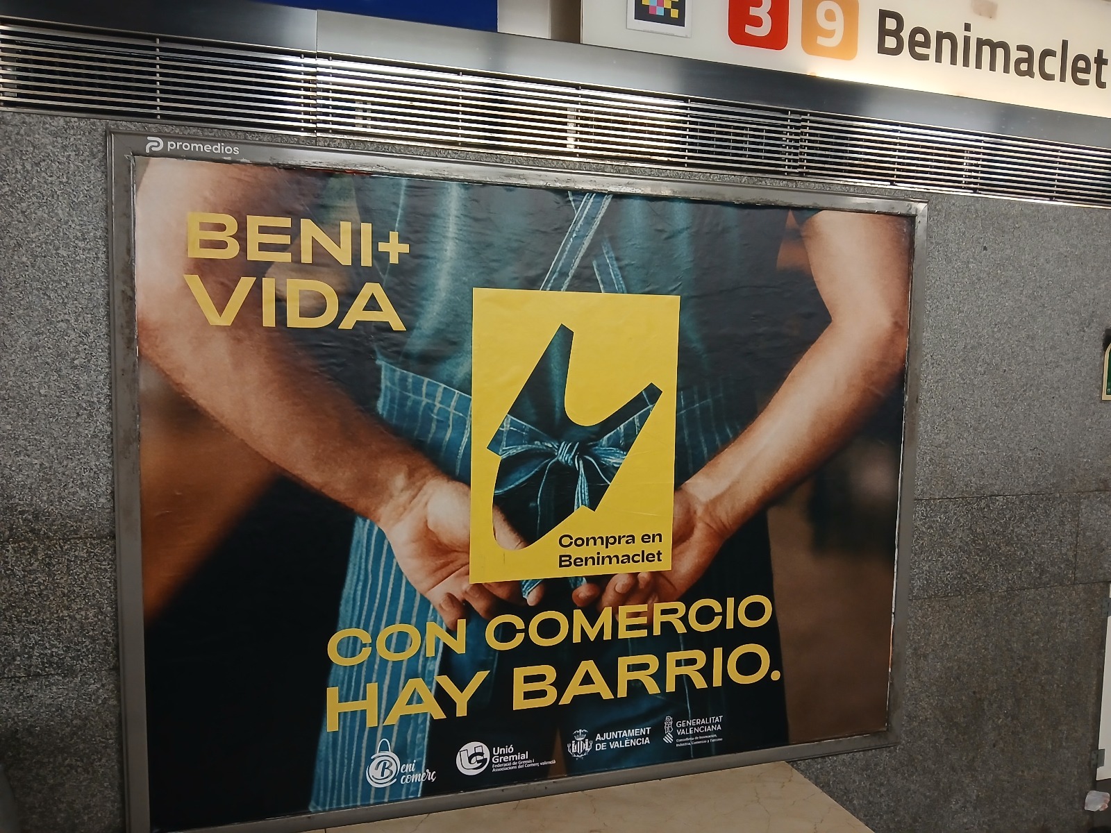 Campaña de publicidad en jet en el andén de la estación de metro de Benimaclet, Valencia