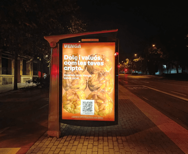 Campaña de publicidad en marquesina en la Rambla d'Aragó, junto al carrer del Governador Montcada, Lleida.