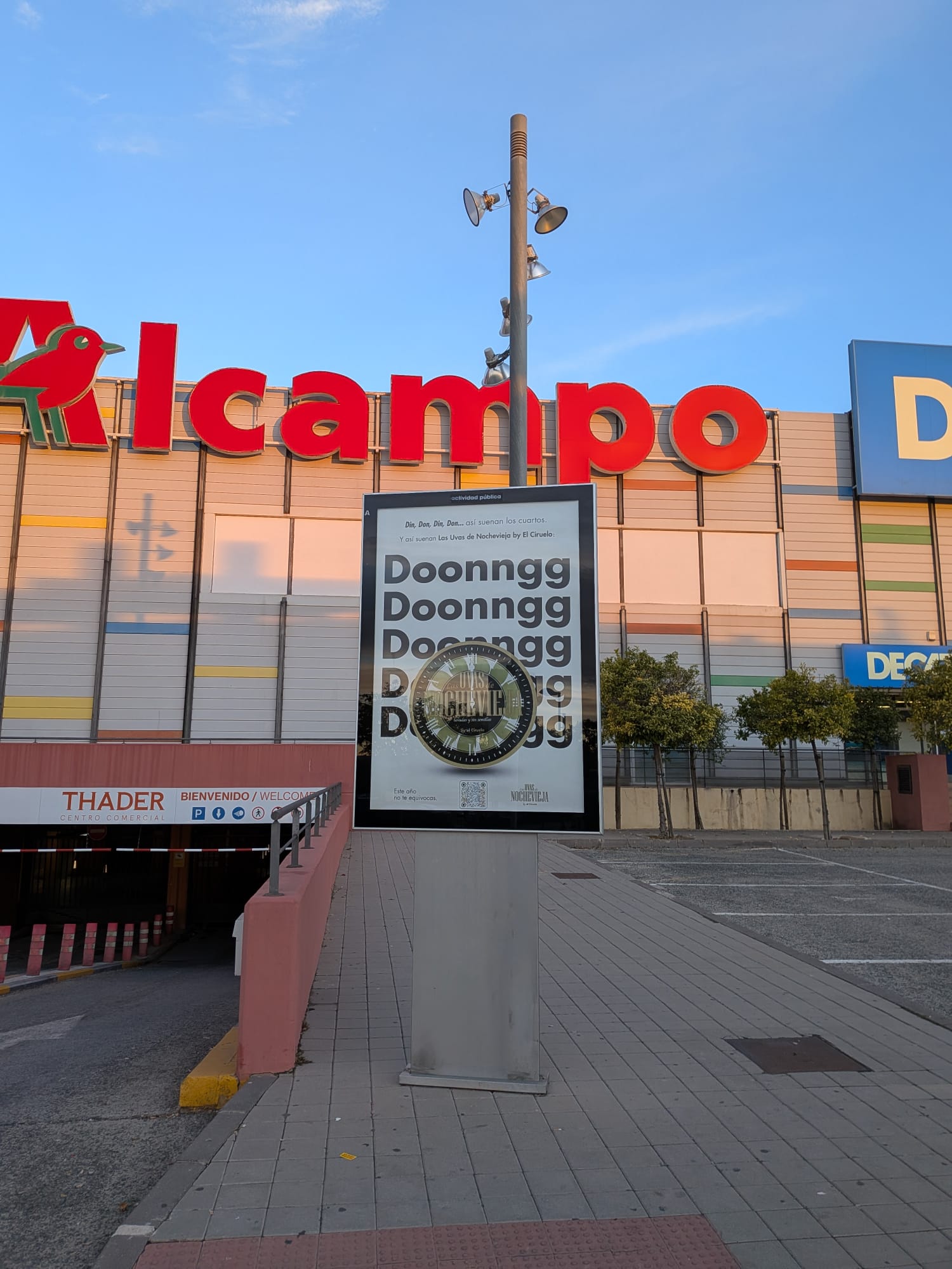 Campaña de publicidad en mupi en la avenida Juan de Borbón, junto a los centros comerciales Nueva Condomina y Thader, Murcia.