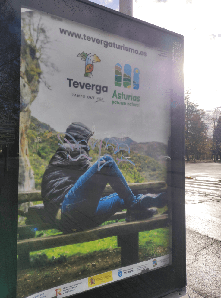 Mupi en Avenida Constitución, Ponferrada Mupi en Avenida Constitución, Ponferrada