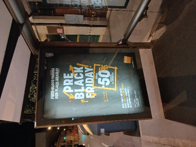 Campaña de publicidad en marquesina en la plaza de la Independencia, Castellón de la Plana