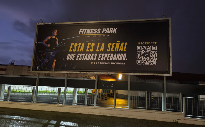 Campaña de publicidad en valla en la glorieta del parque comercial Las Dunas, Sanlúcar de Barrameda