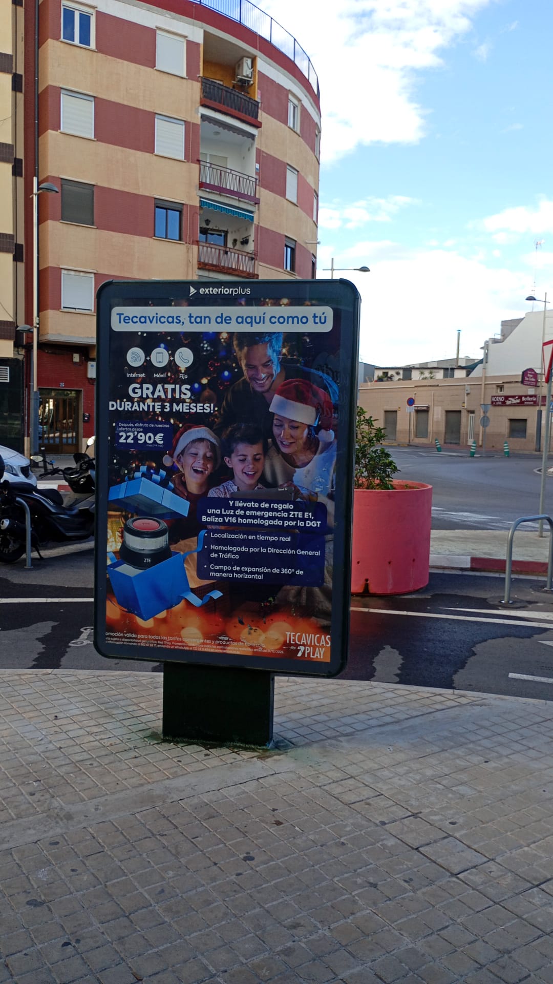 Mupi en av. 9 d’Octubre con Reina Isabel II Mupi publicitario en av. 9 d’Octubre con Reina Isabel II en Puerto de Sagunto