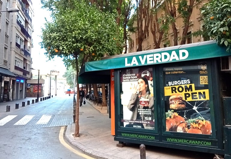 Campaña de publicidad en quiosco en la Plaza de Santa Eulalia, Murcia