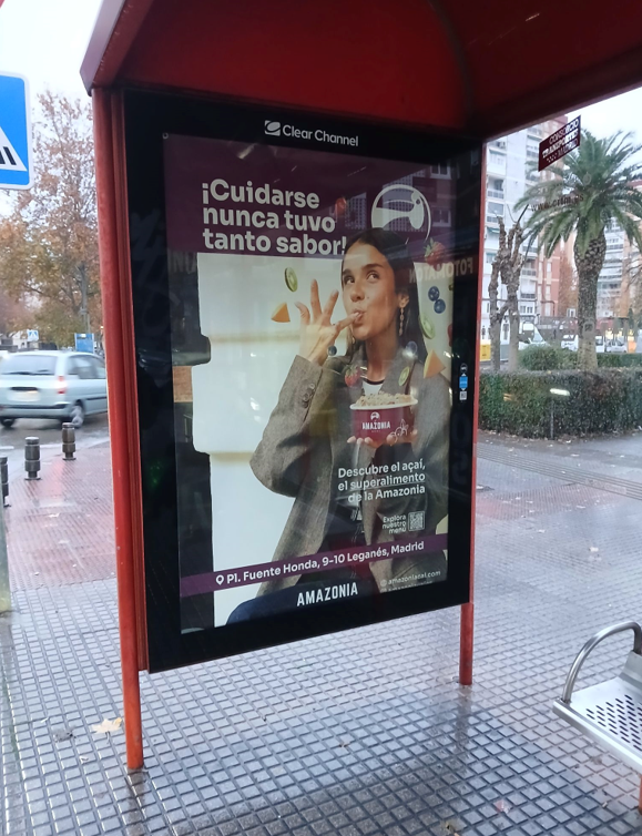 Campaña de publicidad en marquesina en la avenida de la Universidad, Leganés