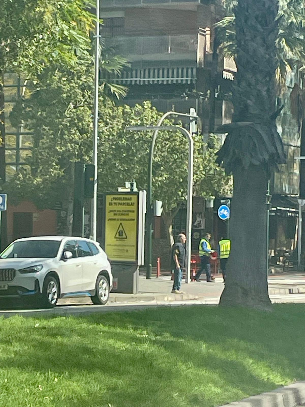 Campaña de publicidad en mupi en la calle Abenarabi, junto a la avenida Marqués de los Vélez, Murcia