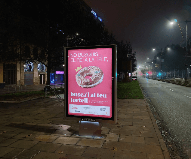 Campaña de publicidad en mupi en la carretera de Barcelona, Girona