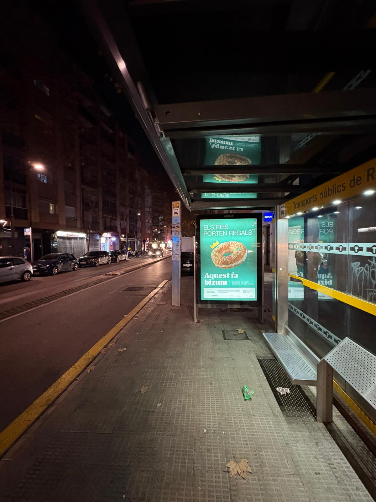 Campaña de publicidad en marquesina en el carrer del General Mendoza, Girona